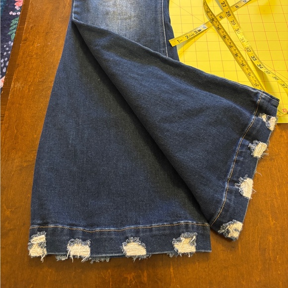 KanCan -  Kurvy Mid-Rise Flare Dark Blue Jeans. Size 32. Cotton/Poly/Spandex - Picture 10 of 13